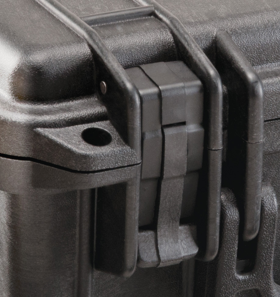 Защитный миникейс Pelican 1150 - надежные зажимные скобы в конструкции